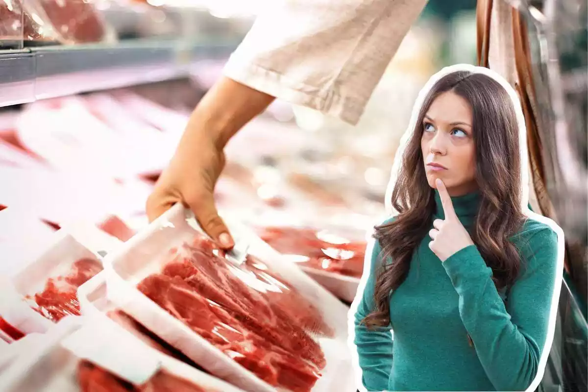 Mujer pensando y otra cogiendo la carne en un supermercado