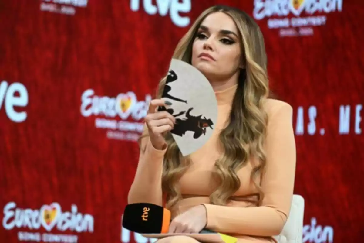 Melody sosteniendo un abanico y con rostro serio durante la rueda de prensa ofrecida tras su paso por Eurovisión, a 26 de mayo de 2025, en Madrid. Melody sosteniendo un abanico y con rostro serio durante la rueda de prensa ofrecida tras su paso por Eurovisión, a 26 de mayo de 2025, en Madrid.