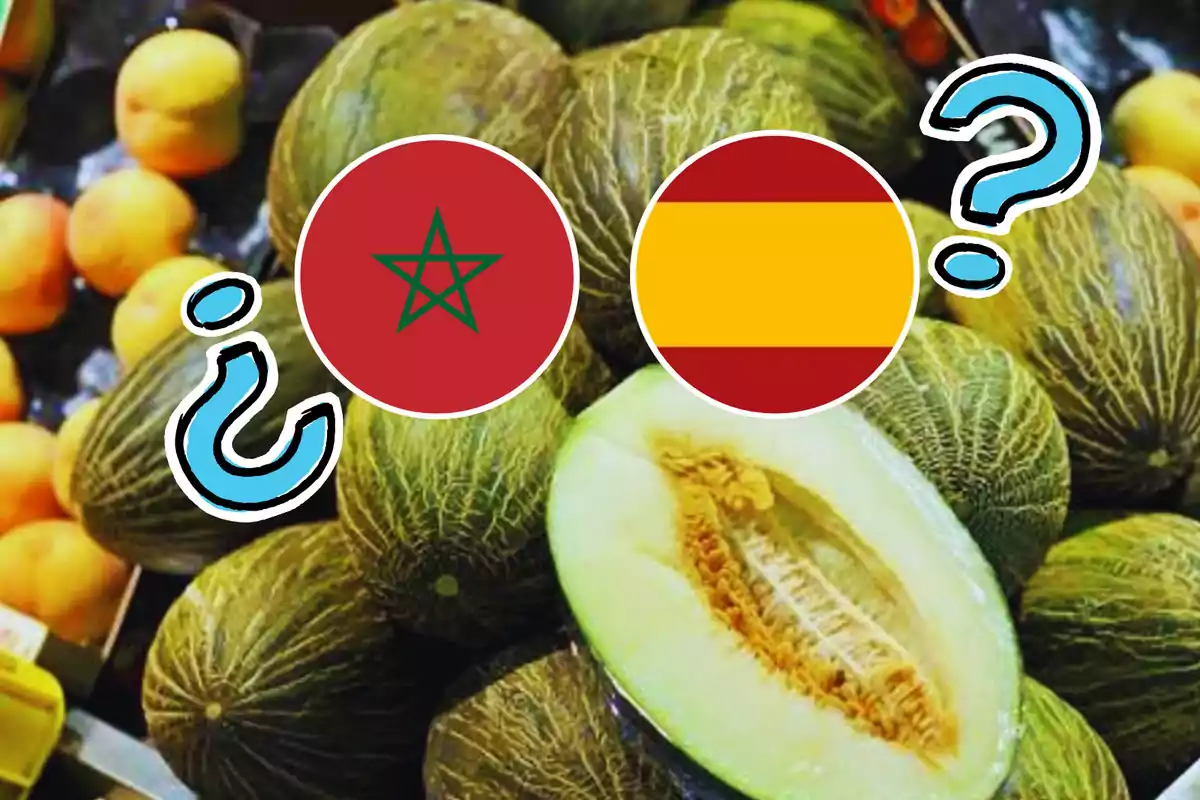 Melones y duraznos en un mercado con las banderas de Marruecos y España junto a signos de interrogación.