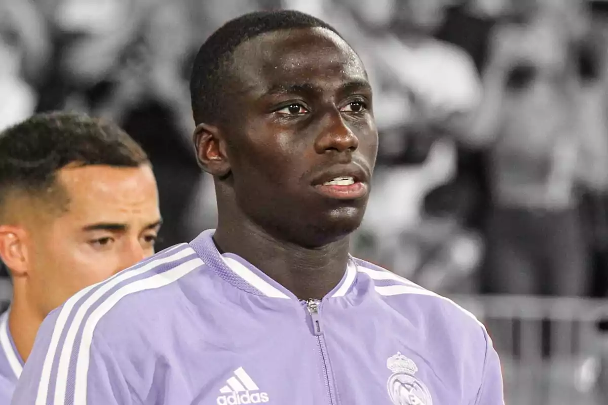 Ferland Mendy con la chaqueta del Real Madrid saltando al terreno de juego