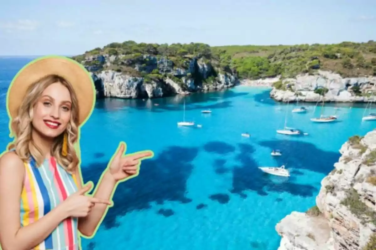 Mujer sonriente con sombrero y vestido de rayas coloridas señalando hacia una bahía con agua azul turquesa y varios barcos.