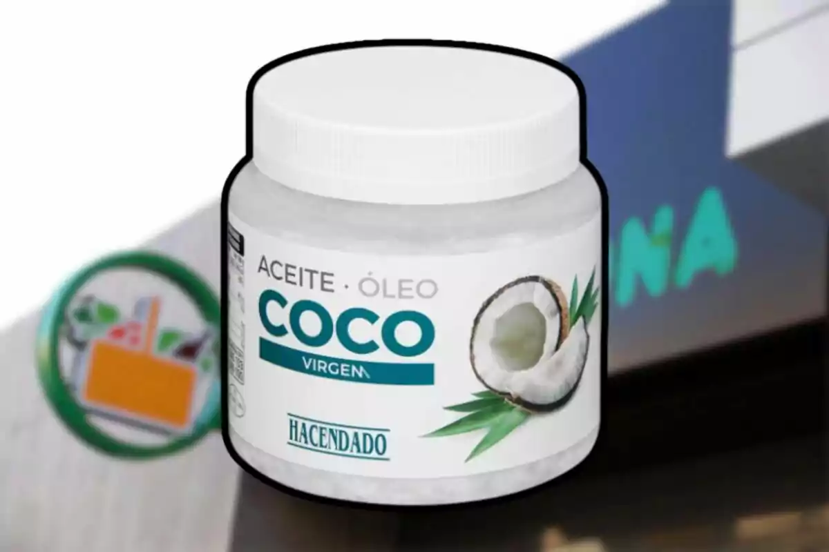 Frasco de aceite de coco virgen de la marca Hacendado frente a un supermercado. Frasco de aceite de coco virgen de la marca Hacendado frente a un supermercado.