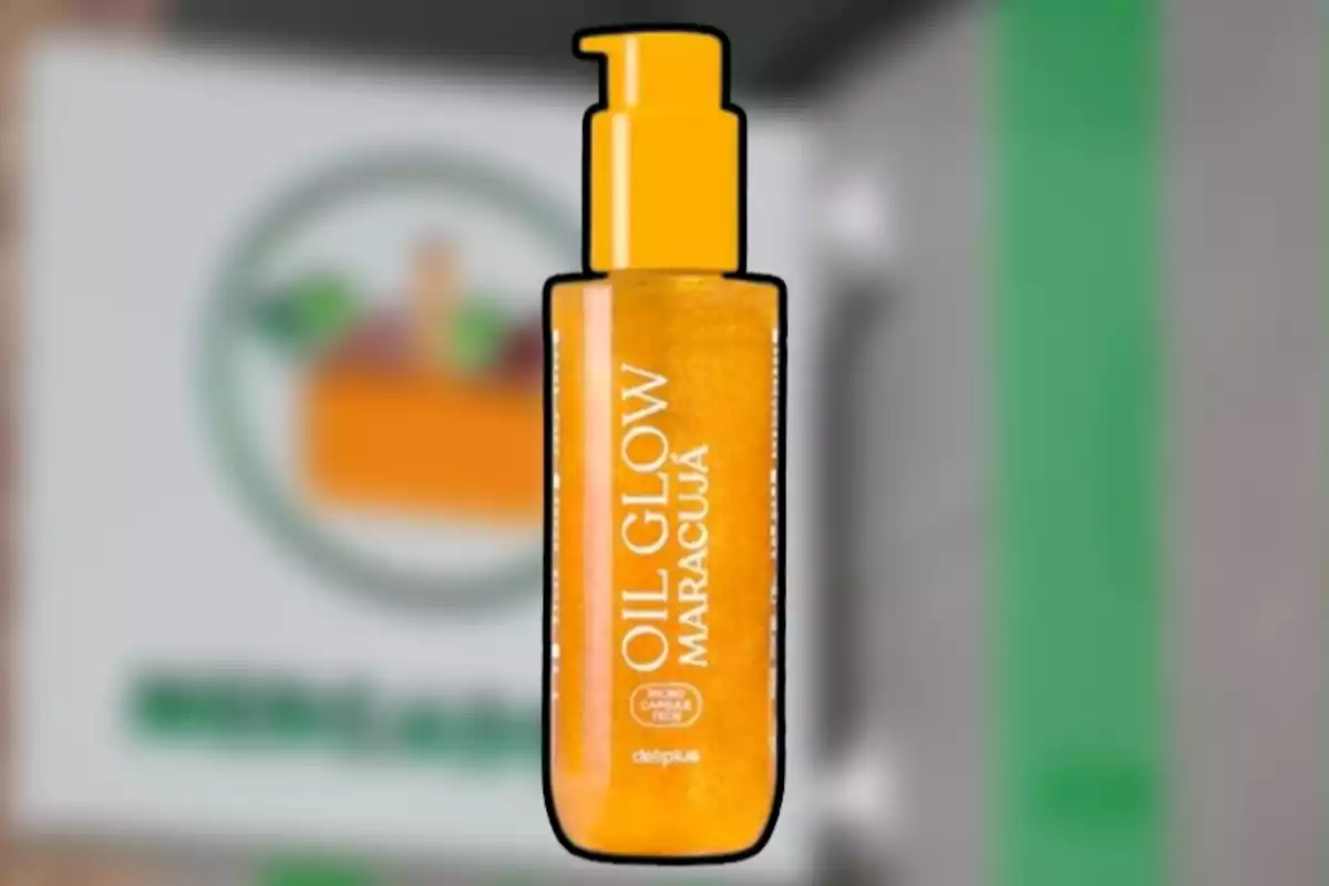 Botella de aceite corporal Oil Glow Maracuyá de color naranja con dispensador, sobre un fondo desenfocado Botella de aceite corporal Oil Glow Maracuyá de color naranja con dispensador, sobre un fondo desenfocado