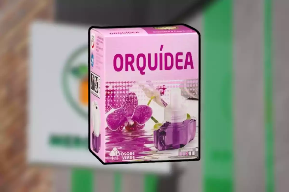 Caja de ambientador eléctrico con fragancia de orquídea de la marca Bosque Verde sobre un fondo desenfocado. Caja de ambientador eléctrico con fragancia de orquídea de la marca Bosque Verde sobre un fondo desenfocado.