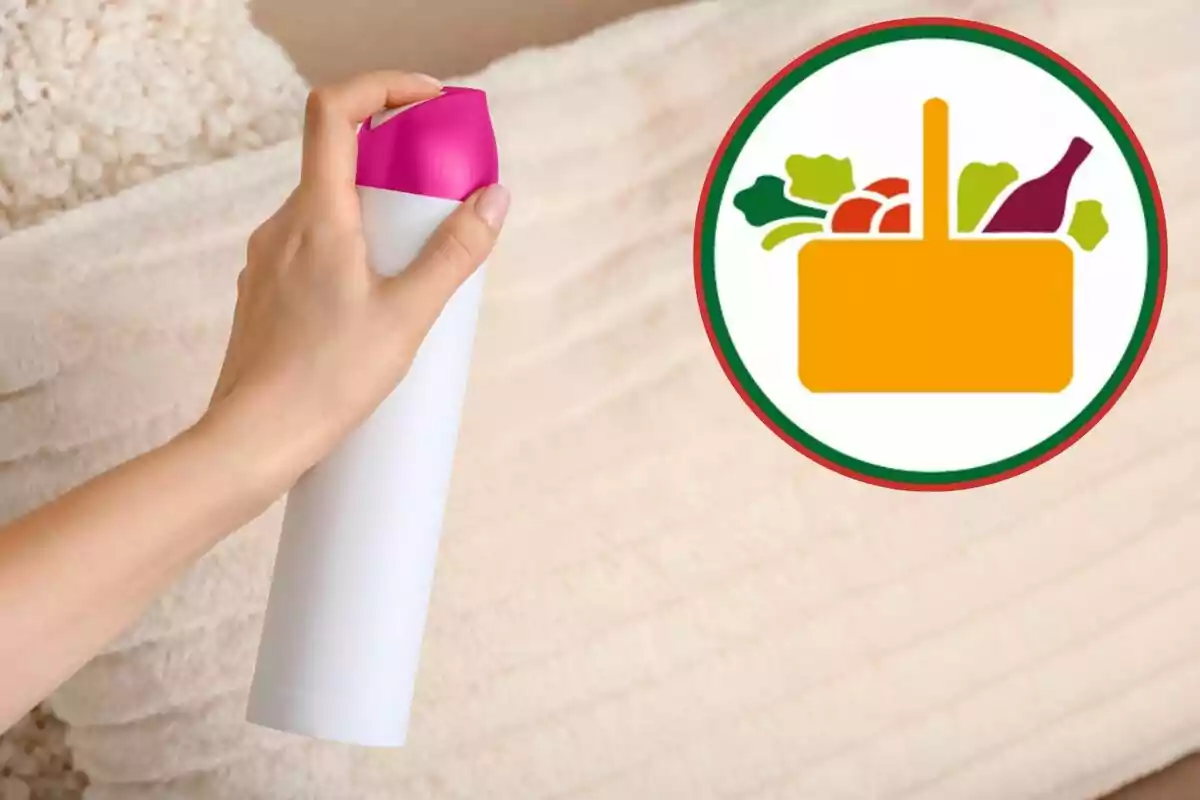 Una mano sosteniendo un aerosol blanco con tapa rosa frente a una superficie acolchada, junto a un ícono de una cesta de compras con alimentos.