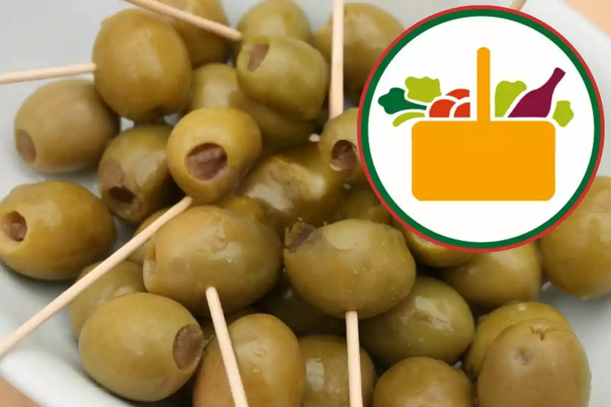 Aceitunas verdes con palillos y un logotipo de cesta de alimentos. Aceitunas verdes con palillos y un logotipo de cesta de alimentos.