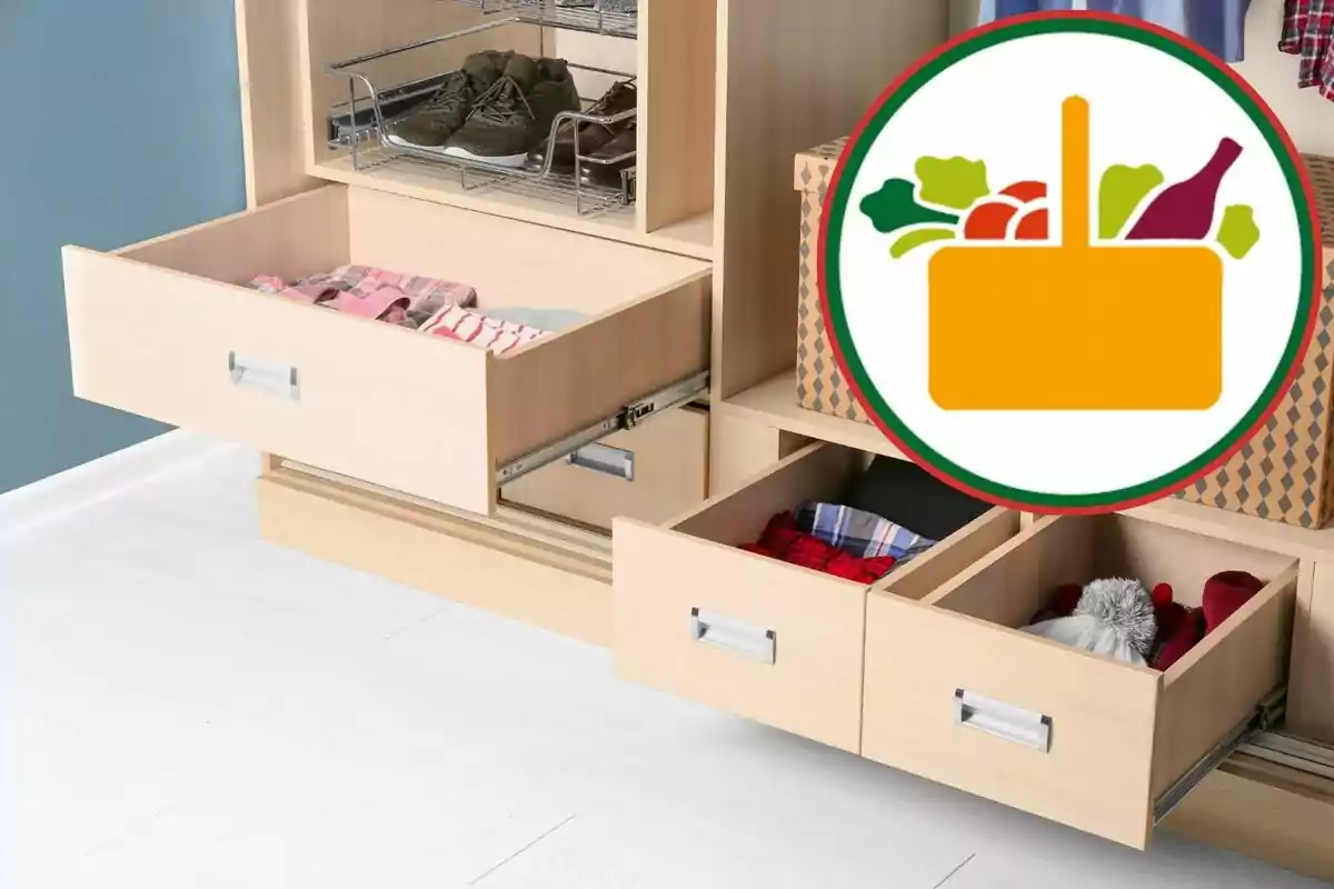 Un armario de madera con cajones abiertos que muestran ropa doblada y un estante con zapatos, superpuesto un icono de una cesta de compras con alimentos.