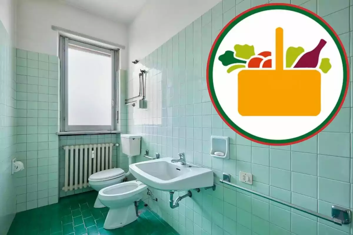 Un baño con azulejos verdes y un gran logotipo de una cesta de compras con alimentos en la esquina superior derecha.