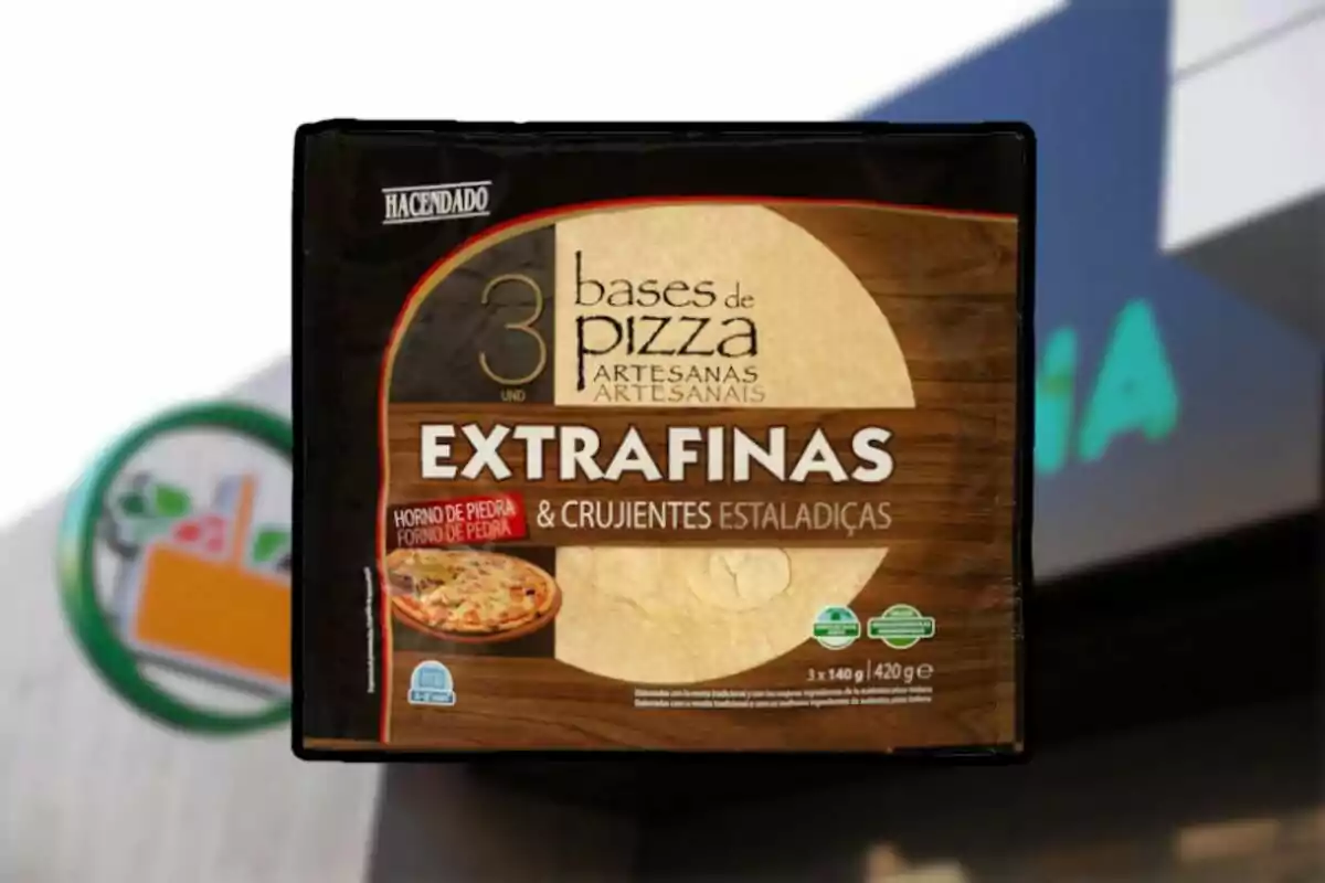 Paquete de bases de pizza extrafinas y crujientes de la marca Hacendado con diseño de fondo de madera y texto en varios idiomas.