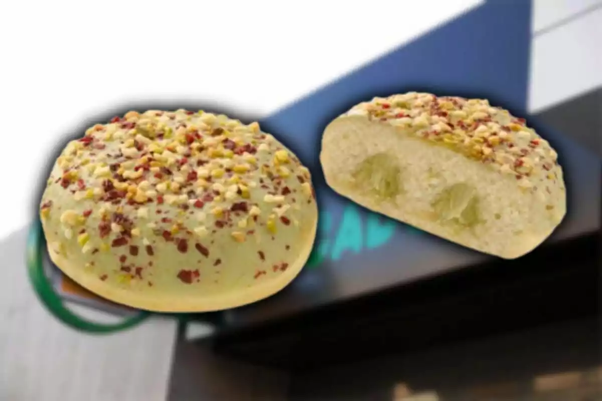 Pan dulce cubierto de glaseado verde y trozos de nuez, con un relleno cremoso en su interior. Pan dulce cubierto de glaseado verde y trozos de nuez, con un relleno cremoso en su interior.