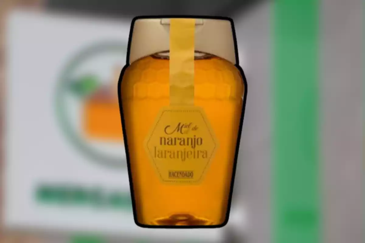 Envase de miel de naranjo de la marca Hacendado con tapa dorada y diseño de panal en el frasco Envase de miel de naranjo de la marca Hacendado con tapa dorada y diseño de panal en el frasco