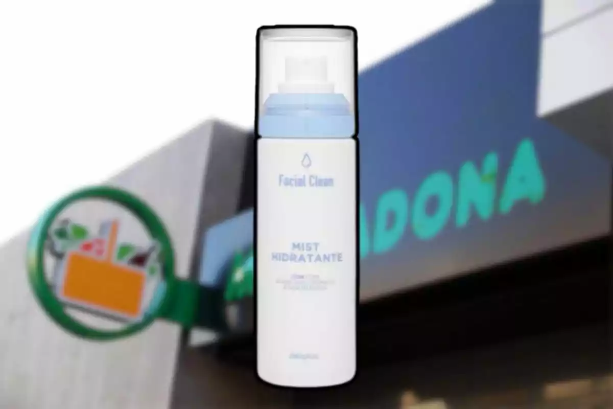 Envase de Mist Hidratante Facial Clean frente a una tienda. Envase de Mist Hidratante Facial Clean frente a una tienda.