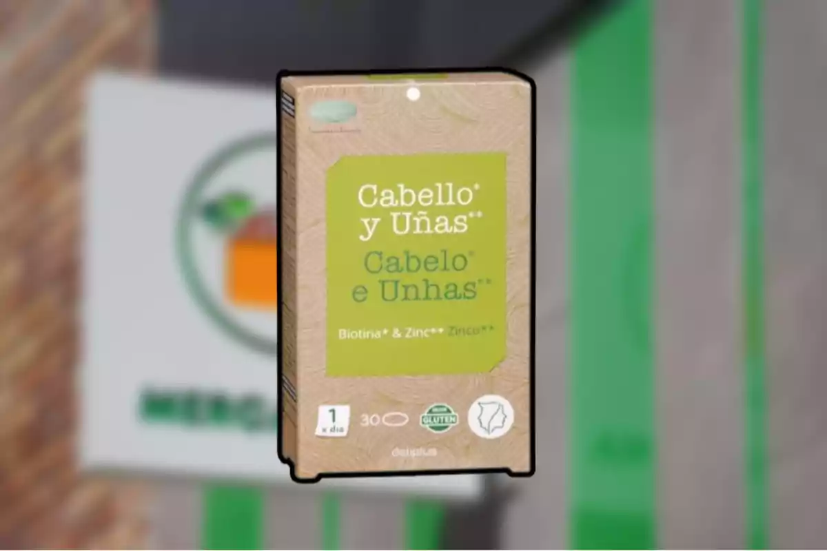 Caja de suplemento para cabello y uñas con biotina y zinc de la marca Deliplus. Caja de suplemento para cabello y uñas con biotina y zinc de la marca Deliplus.