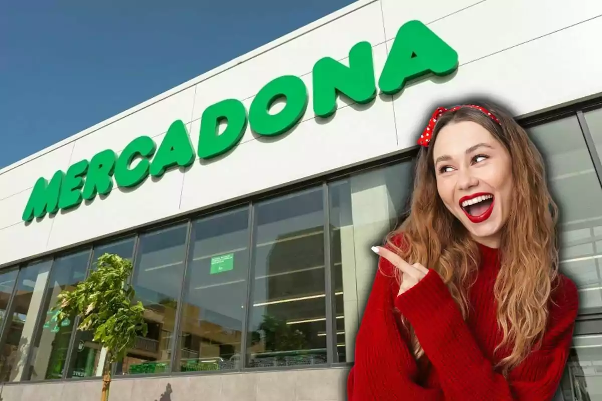 Una mujer sonriente con un suéter rojo y una diadema de lunares rojos señala hacia un edificio con el letrero de Mercadona.