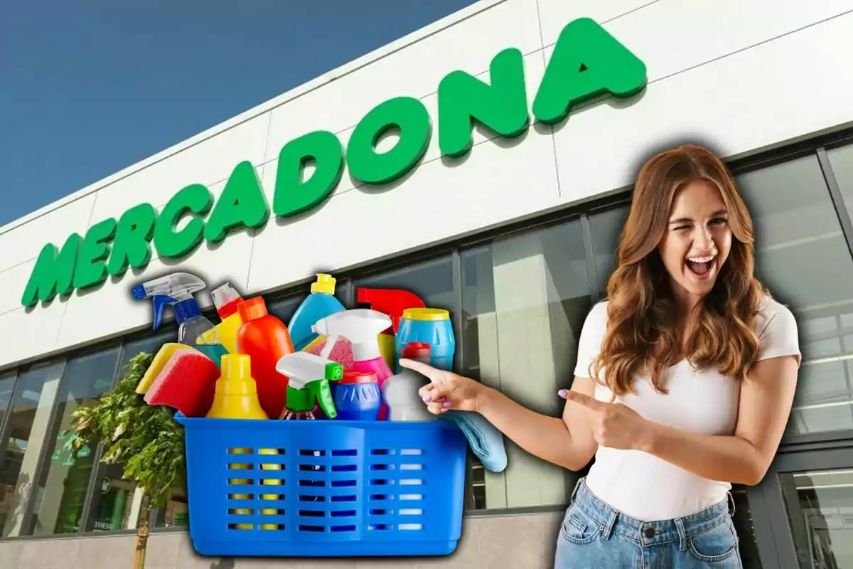 Una mujer sonriente señala una canasta azul llena de productos de limpieza frente a una tienda Mercadona.