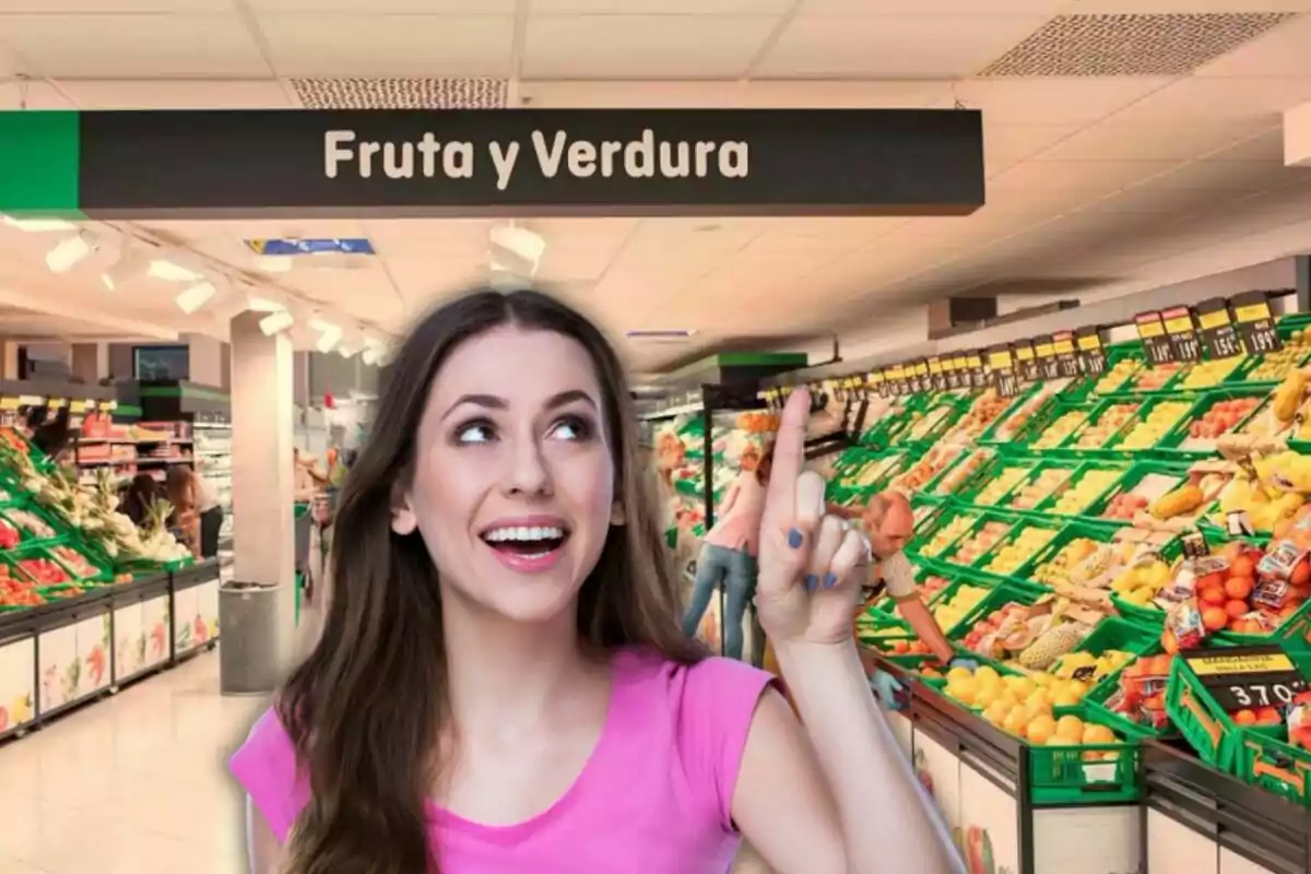 Mujer sonriendo y señalando hacia arriba en la sección de frutas y verduras de un supermercado. Mujer sonriendo y señalando hacia arriba en la sección de frutas y verduras de un supermercado.