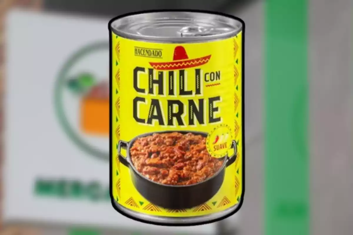 Lata de chili con carne de la marca Hacendado con diseño amarillo y un sombrero rojo en la etiqueta. Lata de chili con carne de la marca Hacendado con diseño amarillo y un sombrero rojo en la etiqueta.