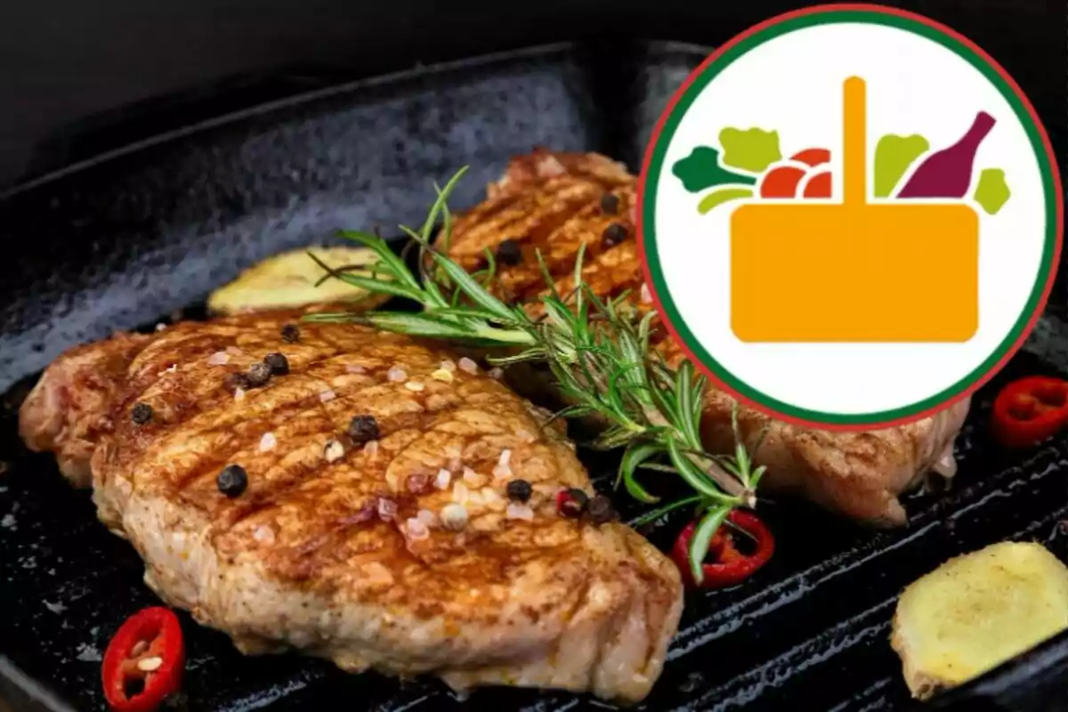 Carne a la parrilla con especias y hierbas junto a un logotipo de alimentos. Carne a la parrilla con especias y hierbas junto a un logotipo de alimentos.