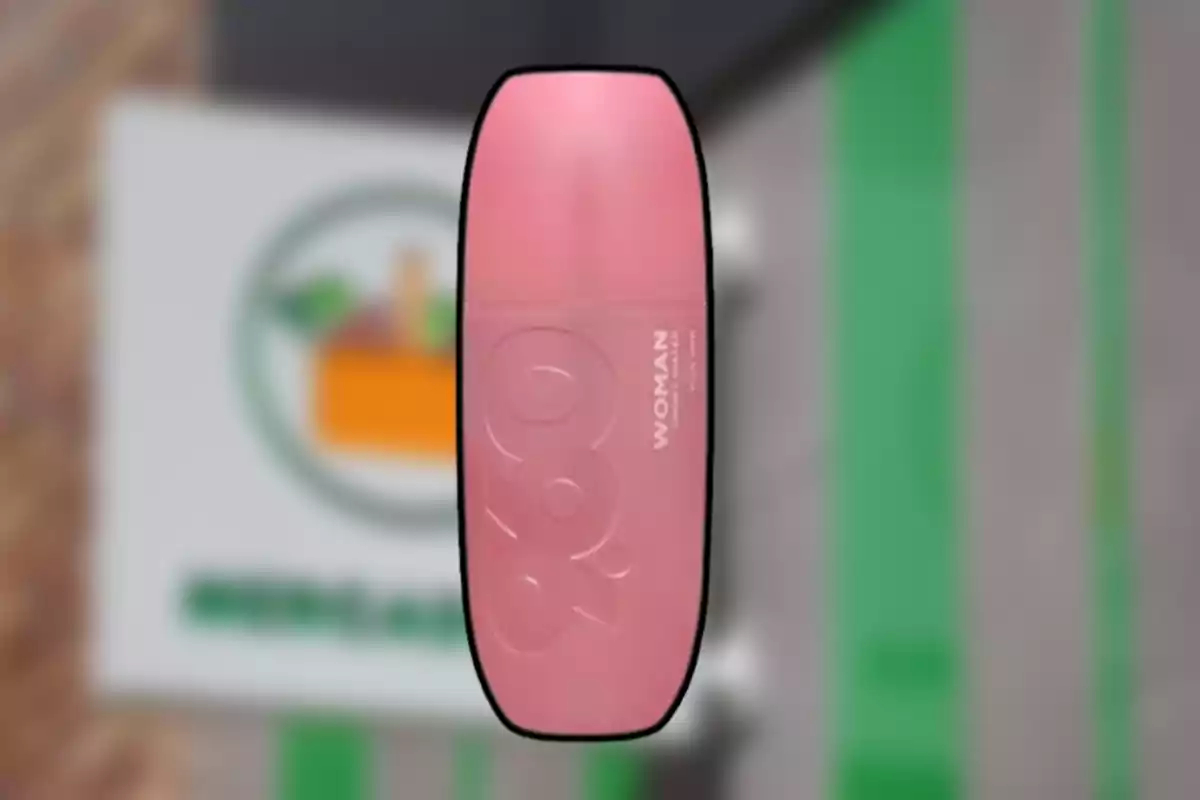 Desodorante rosa para mujer con fondo desenfocado de una tienda Desodorante rosa para mujer con fondo desenfocado de una tienda