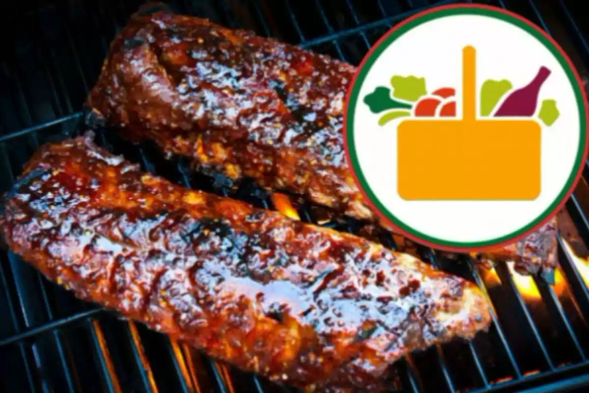 Costillas a la parrilla con un logotipo de alimentos en la esquina superior derecha. Costillas a la parrilla con un logotipo de alimentos en la esquina superior derecha.