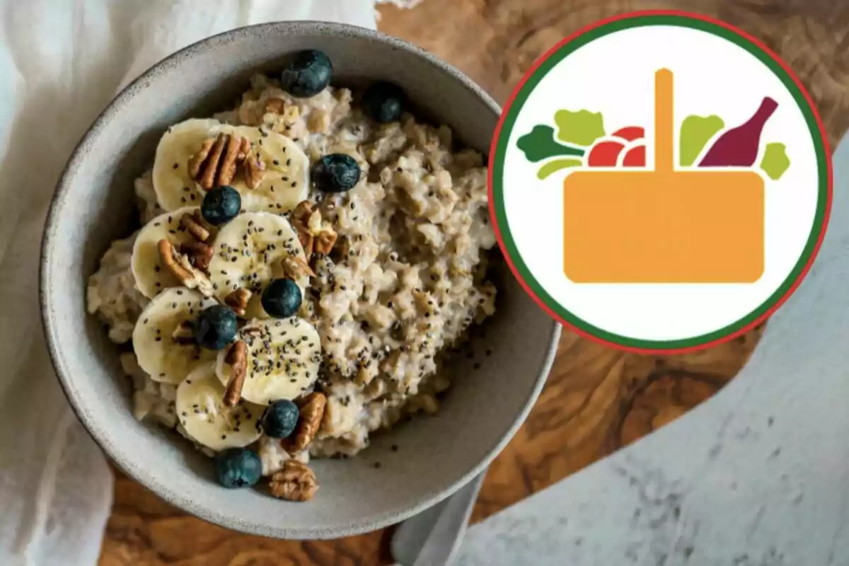 Tazón de avena con plátano, arándanos y nueces junto a un icono de cesta de alimentos.