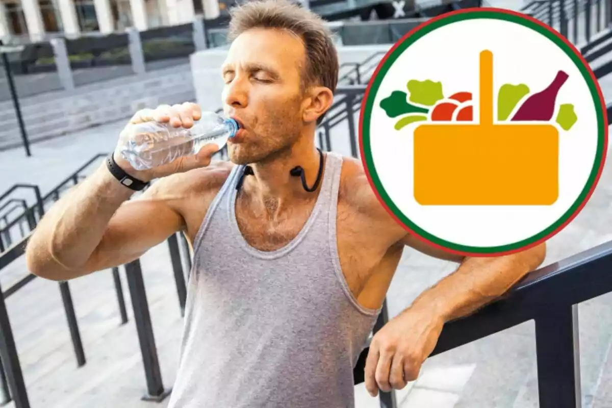 Hombre bebiendo agua de una botella mientras descansa, con un icono de alimentos en una canasta superpuesto en la imagen.