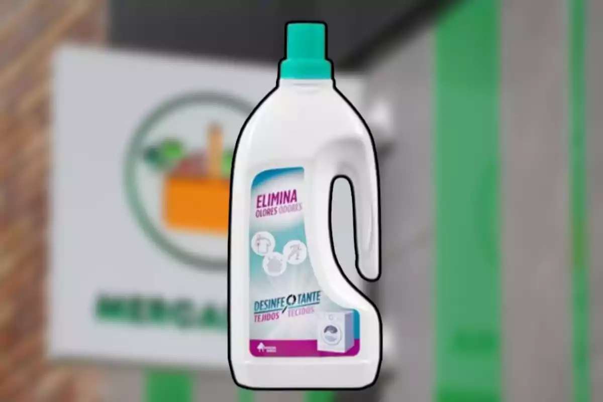 Botella de desinfectante de tejidos con etiqueta que indica eliminación de olores, con un fondo desenfocado de un letrero de supermercado. Botella de desinfectante de tejidos con etiqueta que indica eliminación de olores, con un fondo desenfocado de un letrero de supermercado.