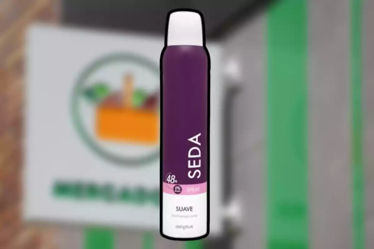 Envase de desodorante en spray de color morado con el texto Envase de desodorante en spray de color morado con el texto