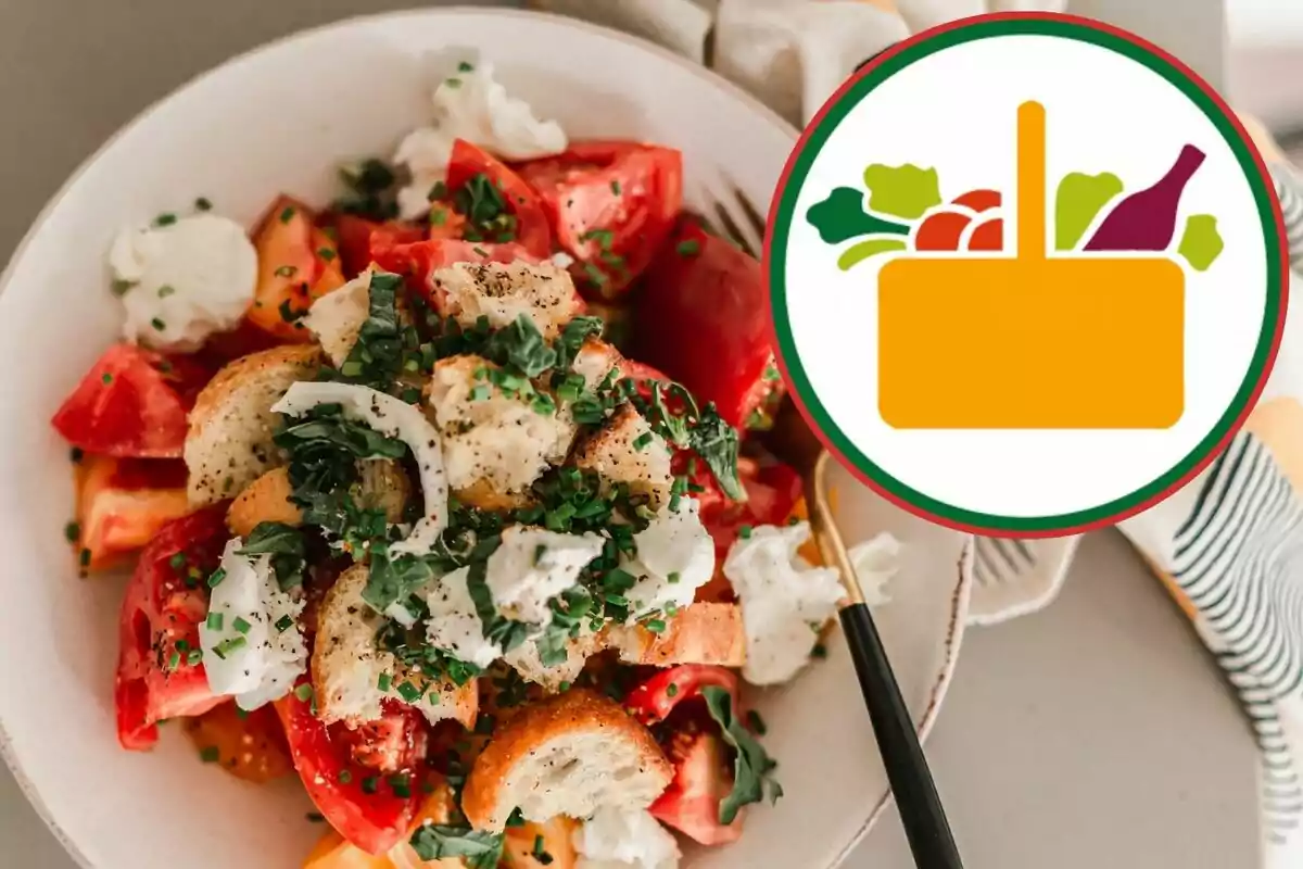 Ensalada de tomate con crutones y hierbas frescas junto a un icono de cesta de alimentos. Ensalada de tomate con crutones y hierbas frescas junto a un icono de cesta de alimentos.