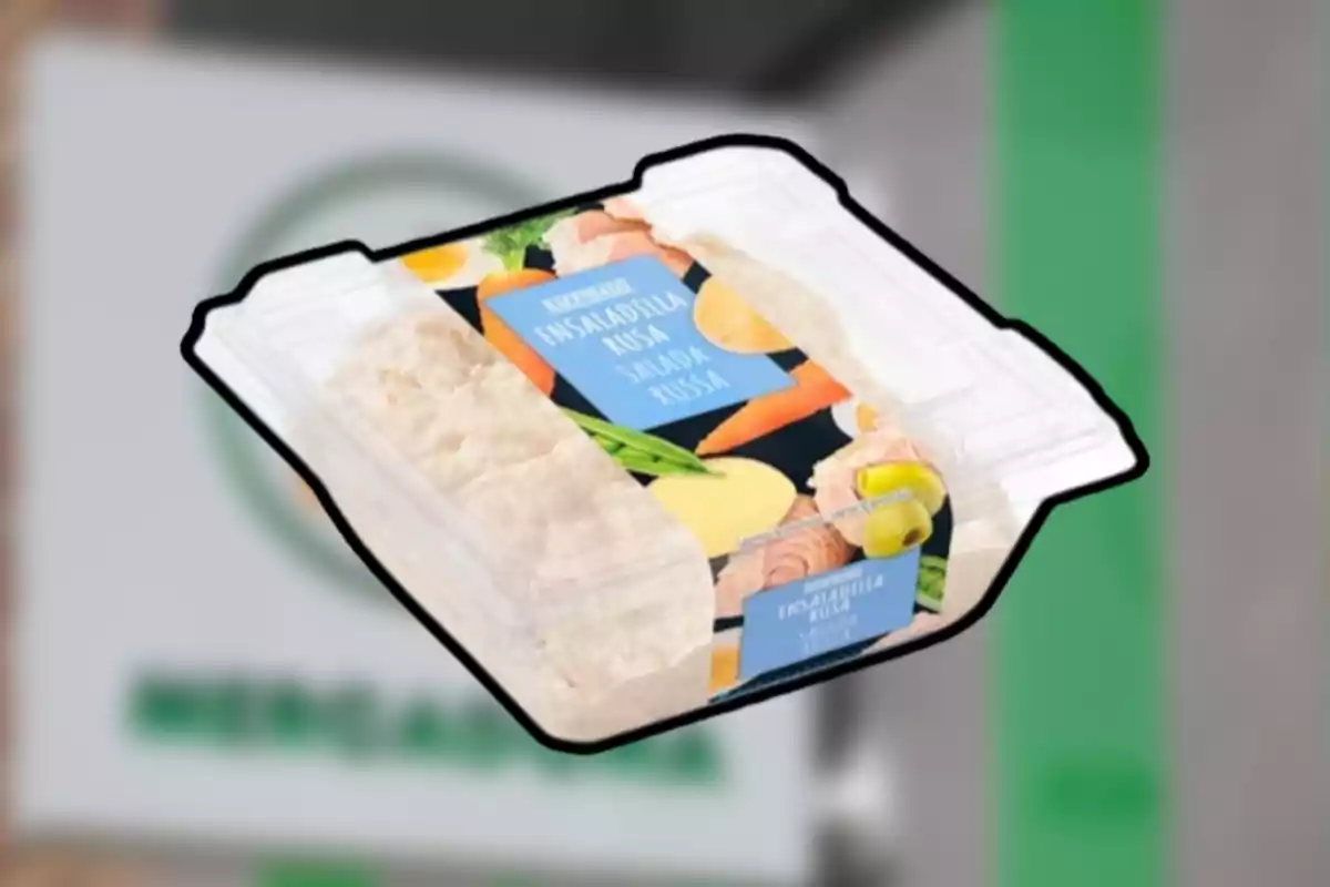 Envase de ensaladilla rusa de supermercado con etiqueta azul y fondo de verduras Envase de ensaladilla rusa de supermercado con etiqueta azul y fondo de verduras