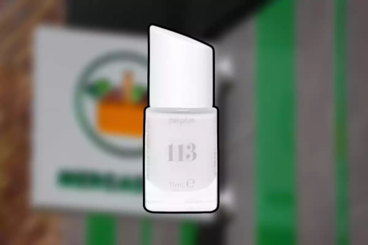 Esmalte de uñas blanco número 113 de la marca Deliplus con fondo desenfocado de una tienda Esmalte de uñas blanco número 113 de la marca Deliplus con fondo desenfocado de una tienda