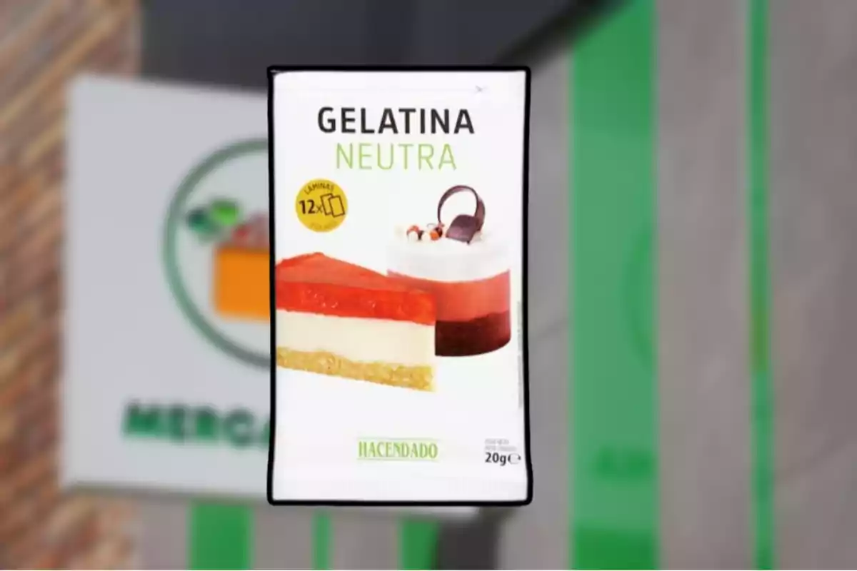 Paquete de gelatina neutra de la marca Hacendado con imágenes de postres en el frente. Paquete de gelatina neutra de la marca Hacendado con imágenes de postres en el frente.