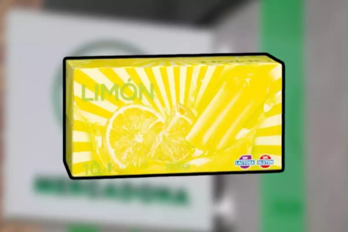 Caja amarilla de helados sabor limón con rodajas de limón y paletas en el diseño, etiquetas de sin lactosa y sin gluten en la esquina inferior derecha Caja amarilla de helados sabor limón con rodajas de limón y paletas en el diseño, etiquetas de sin lactosa y sin gluten en la esquina inferior derecha