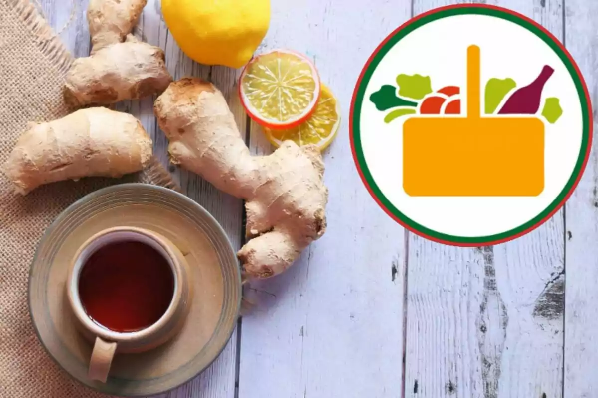 Una taza de té sobre un platillo junto a trozos de jengibre y rodajas de limón sobre una mesa de madera con un logotipo de alimentos en la esquina. Una taza de té sobre un platillo junto a trozos de jengibre y rodajas de limón sobre una mesa de madera con un logotipo de alimentos en la esquina.