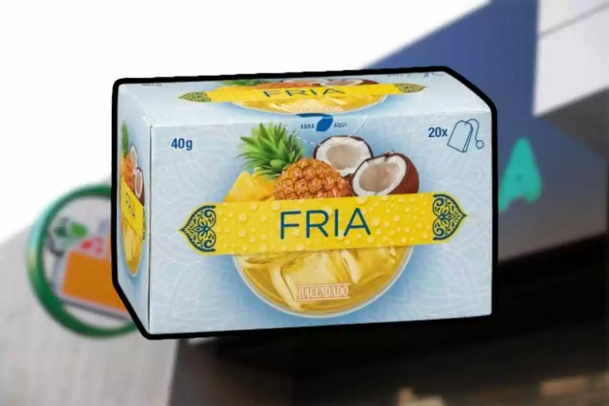 Caja de infusiones de piña y coco de la marca Hacendado con diseño tropical y fondo azul. Caja de infusiones de piña y coco de la marca Hacendado con diseño tropical y fondo azul.