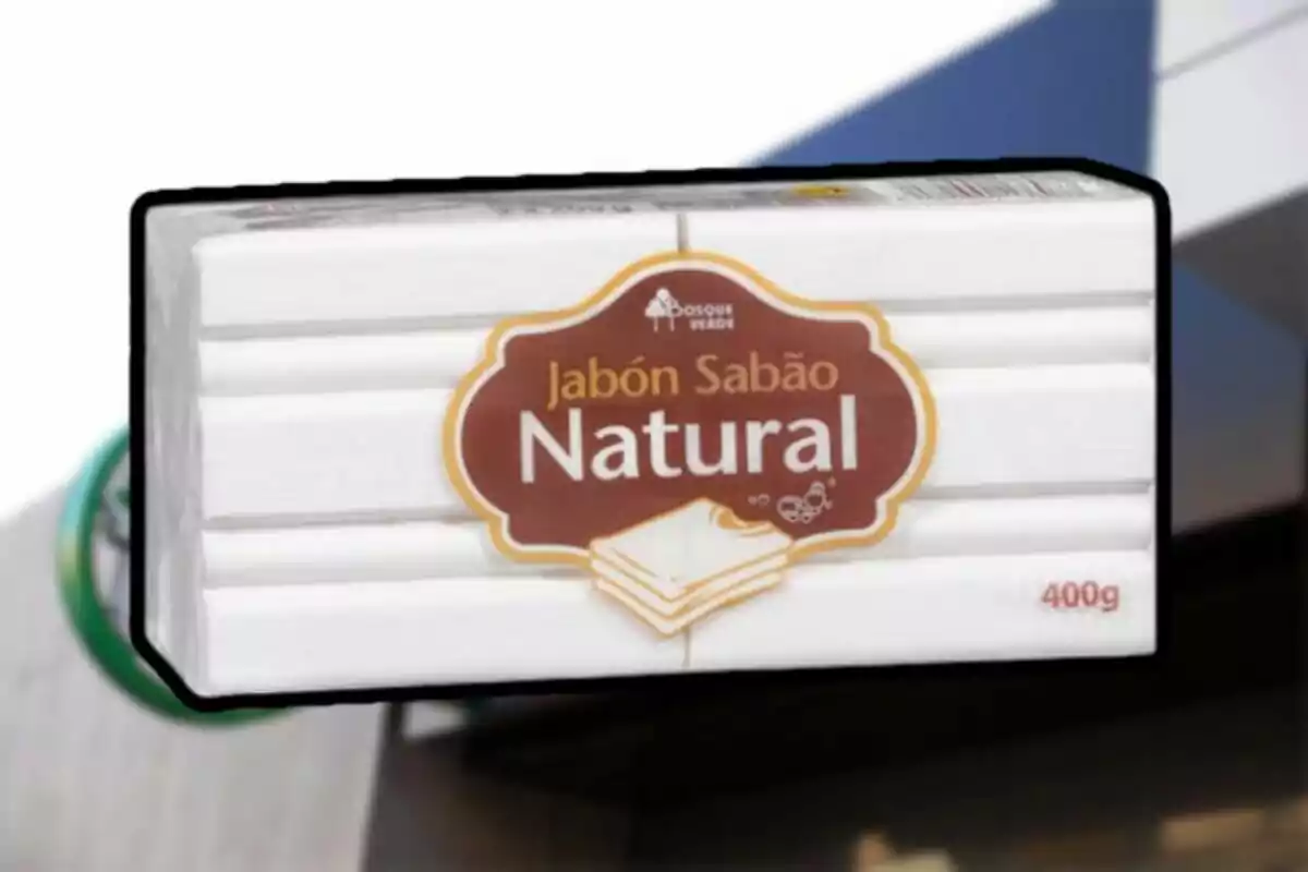 Paquete de jabón natural de 400 gramos con diseño de etiqueta marrón y blanca. Paquete de jabón natural de 400 gramos con diseño de etiqueta marrón y blanca.