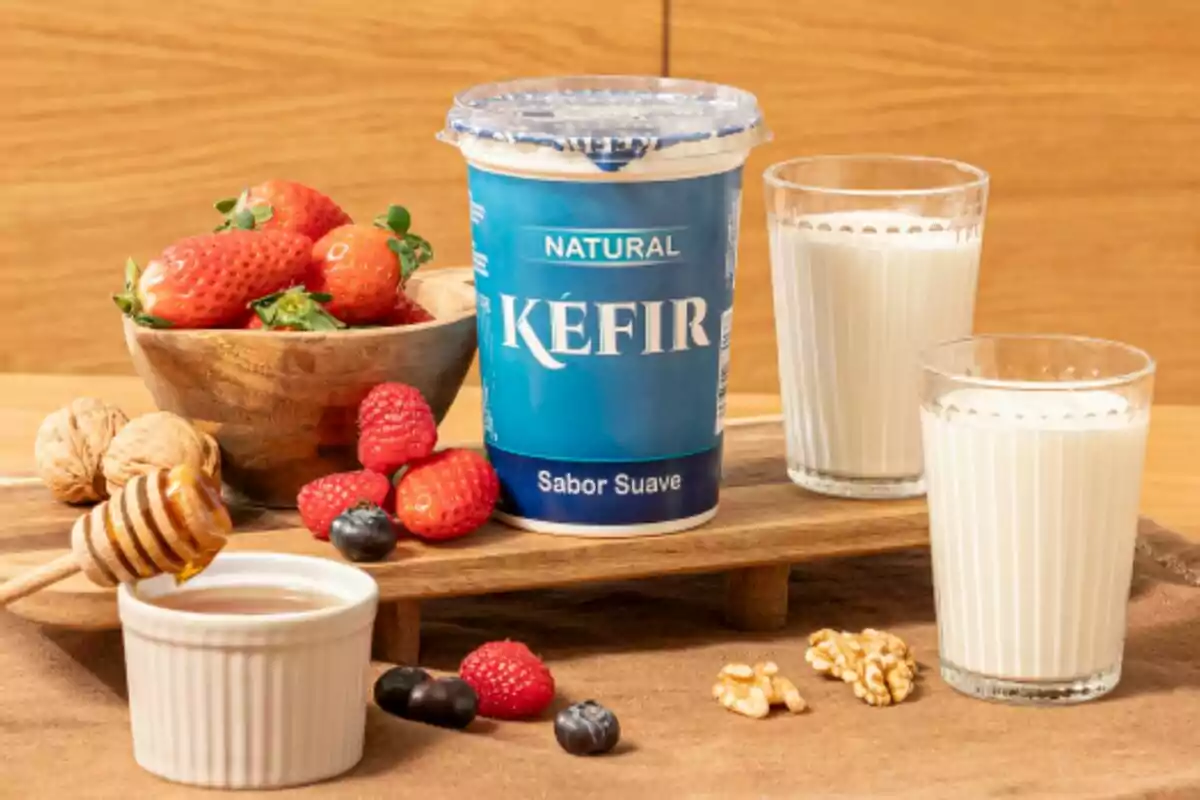 Envase de kéfir natural sabor suave acompañado de fresas, frambuesas, arándanos, nueces, miel y dos vasos de kéfir. Envase de kéfir natural sabor suave acompañado de fresas, frambuesas, arándanos, nueces, miel y dos vasos de kéfir.