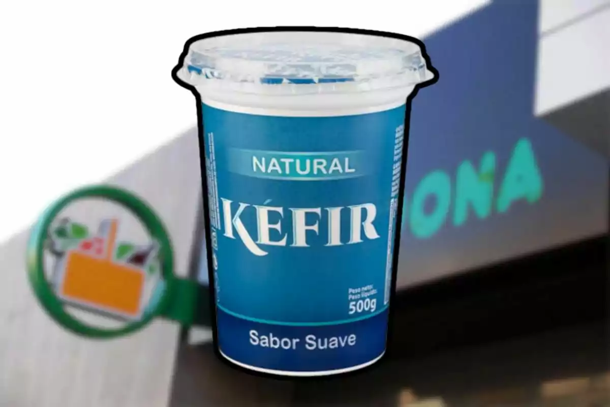 Envase de kéfir natural sabor suave de 500g frente a un supermercado. Envase de kéfir natural sabor suave de 500g frente a un supermercado.