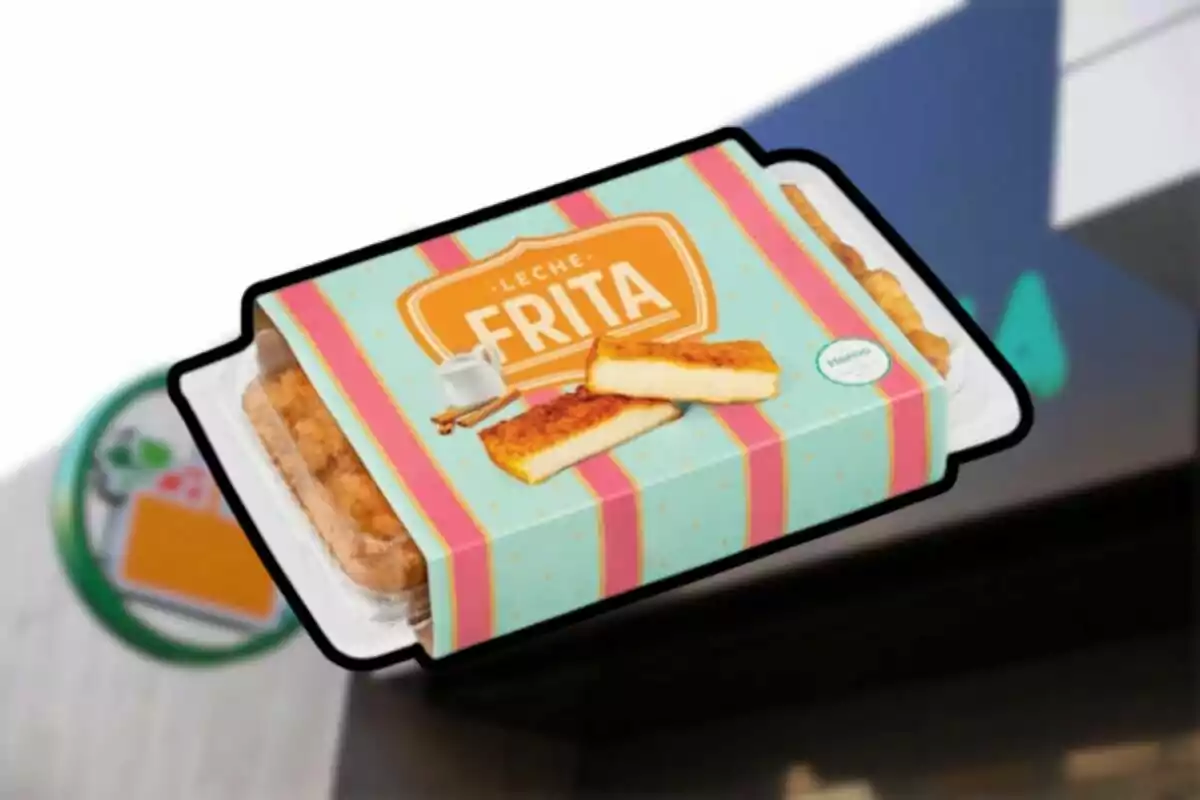 Un envase de leche frita con un diseño colorido que muestra imágenes del postre en la parte frontal. Un envase de leche frita con un diseño colorido que muestra imágenes del postre en la parte frontal.