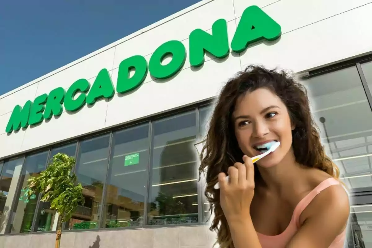 Una mujer cepillándose los dientes frente a una tienda de Mercadona. Una mujer cepillándose los dientes frente a una tienda de Mercadona.