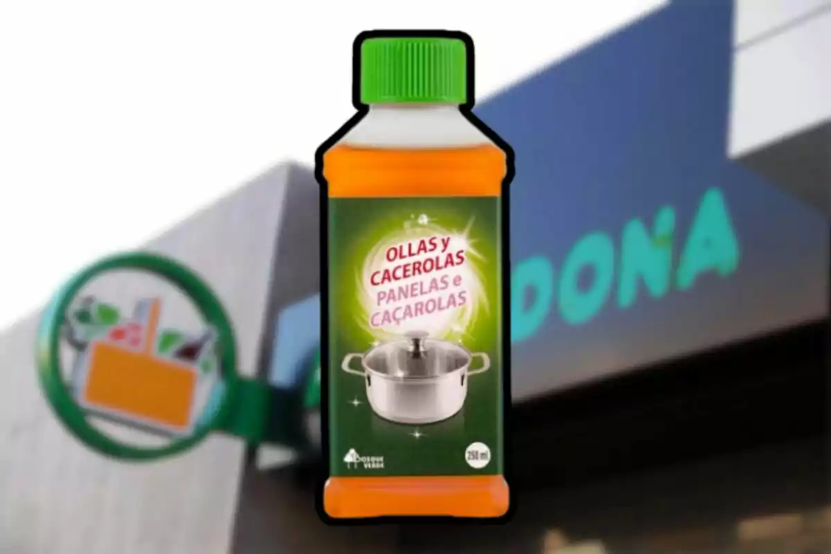 Botella de limpiador para ollas y cacerolas con fondo de una tienda. Botella de limpiador para ollas y cacerolas con fondo de una tienda.