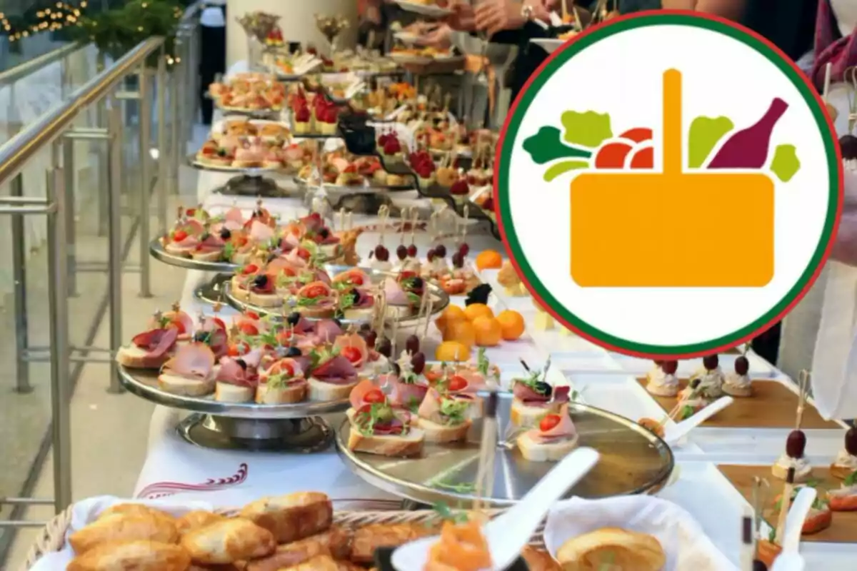 Mesa de buffet con variedad de aperitivos y logotipo de alimentos en primer plano. Mesa de buffet con variedad de aperitivos y logotipo de alimentos en primer plano.