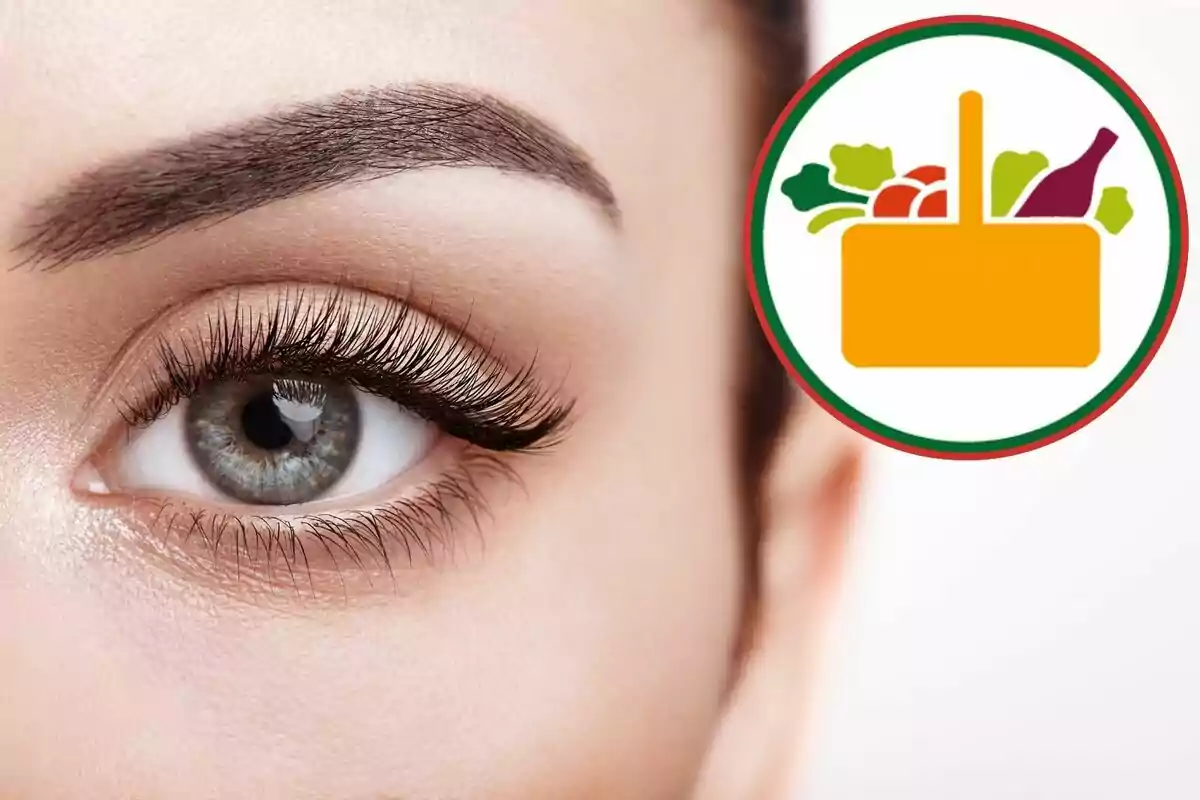 Primer plano de un ojo con pestañas largas y un logotipo de una cesta de alimentos en la esquina superior derecha. Primer plano de un ojo con pestañas largas y un logotipo de una cesta de alimentos en la esquina superior derecha.