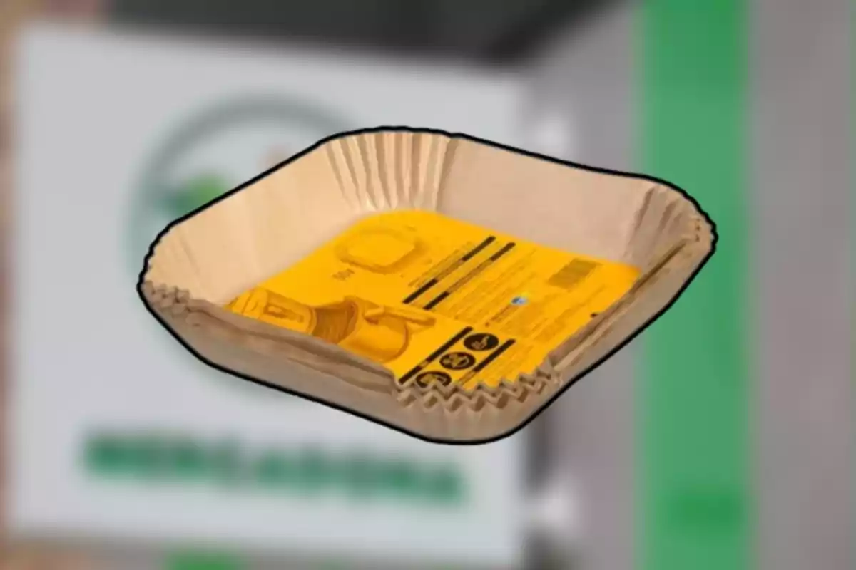 Bandeja cuadrada de cartón ecológico con empaque amarillo sobre un fondo desenfocado. Bandeja cuadrada de cartón ecológico con empaque amarillo sobre un fondo desenfocado.