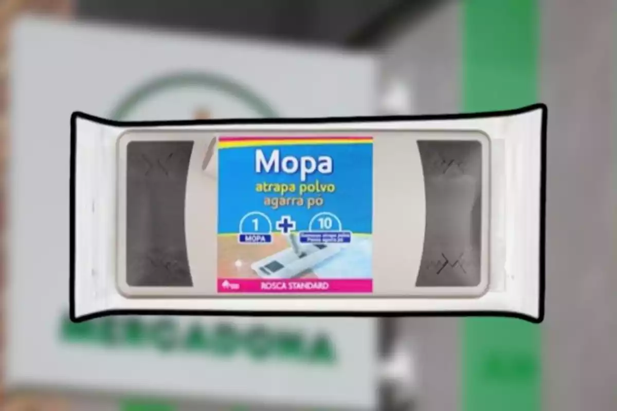 Paquete de mopa atrapa polvo con 10 recambios y rosca estándar sobre un fondo desenfocado. Paquete de mopa atrapa polvo con 10 recambios y rosca estándar sobre un fondo desenfocado.