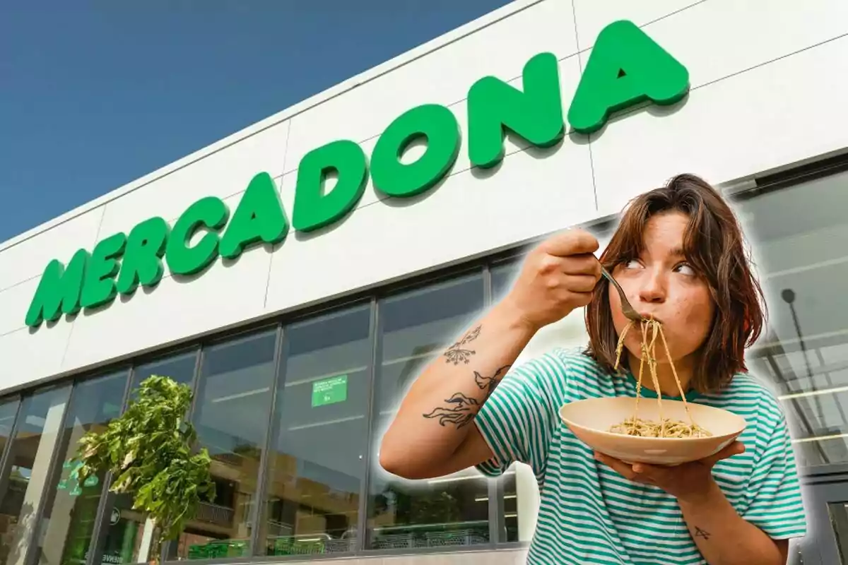 Persona comiendo fideos frente a una tienda de Mercadona.