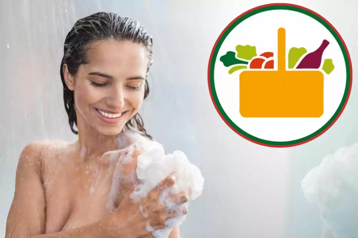 Mujer sonriendo mientras se ducha con espuma y un logotipo de una cesta de compras con alimentos en la esquina superior derecha.