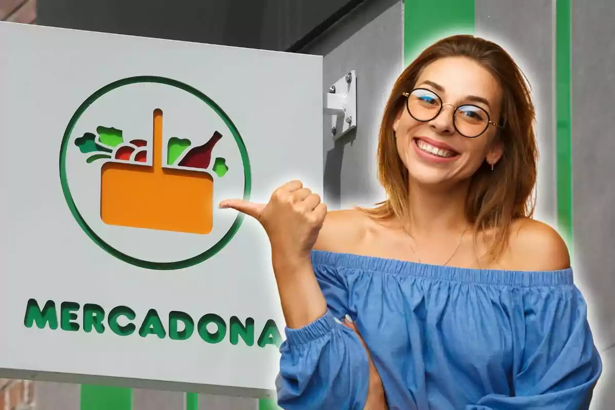 Una mujer sonriente con gafas y blusa azul señala el logotipo de Mercadona.