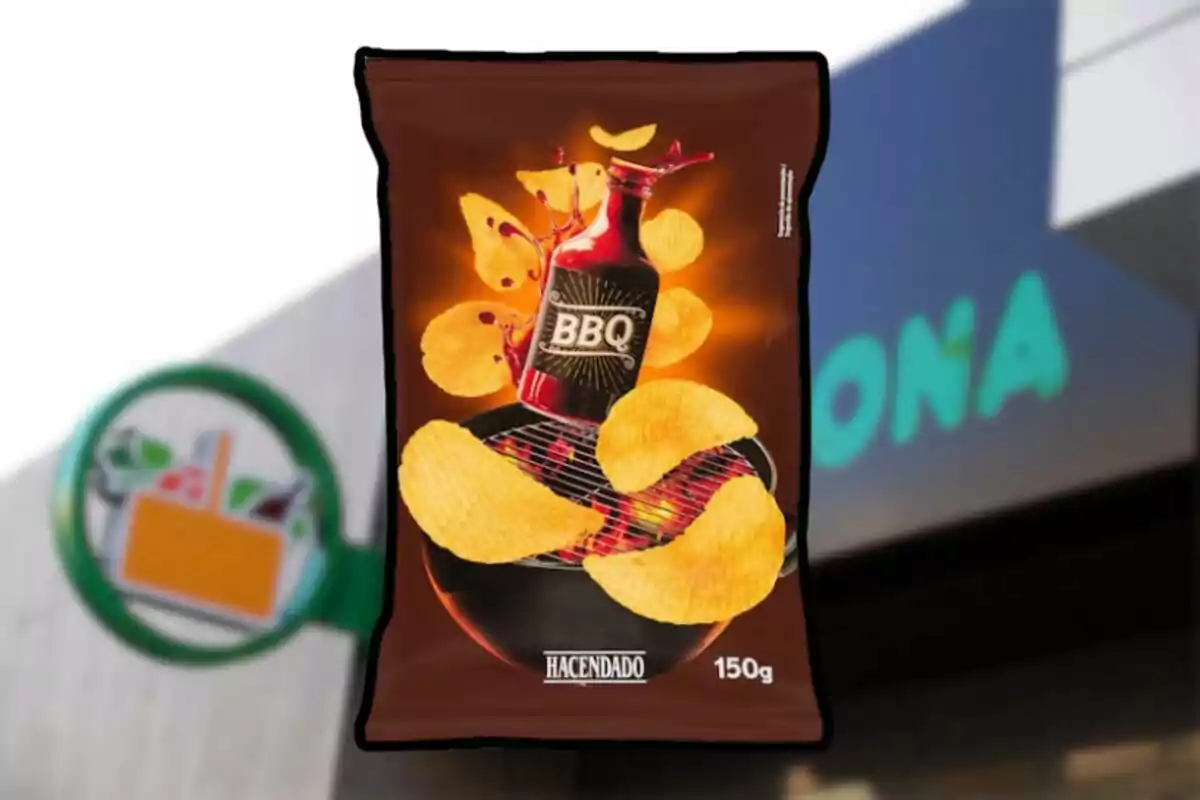 Bolsa de patatas fritas sabor barbacoa de la marca Hacendado frente a un supermercado Mercadona Bolsa de patatas fritas sabor barbacoa de la marca Hacendado frente a un supermercado Mercadona