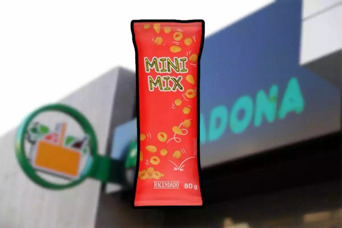 Paquete de Mini Mix de Hacendado de 80 gramos frente a un cartel de supermercado. Paquete de Mini Mix de Hacendado de 80 gramos frente a un cartel de supermercado.